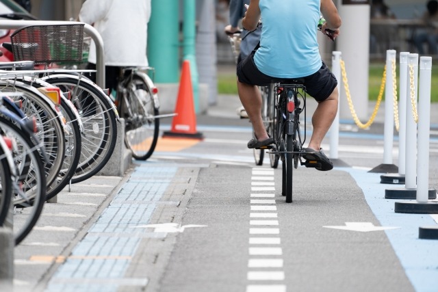 自転車のサドルの高さの違いで膝の痛みが変わるのはご存知でしょうか。ママチャリに乗るときも実はサドルを両つま先が触れるくらいの高めに設定するほうがいいのです。