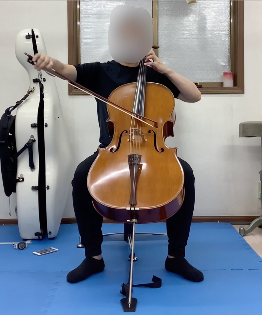 チェロのボウイングでA線に向かい弓を押すような動きをし始めるところです。上半身が右回旋し、重心がやや右へずれることで重心変異が起きます。
