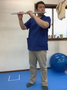 頭の右方向への回旋を強め、フルートと身体との距離が開いた状態のフルート演奏姿勢
