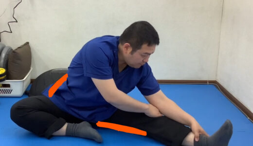 左内側ハムストリングス・右腰方形筋・右内腹斜筋のストレッチ