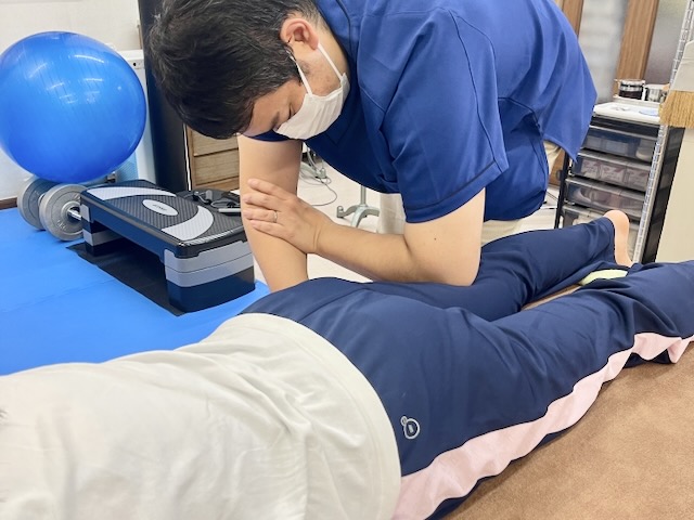 ハムストリングスの筋膜リリースを行っている場面です。太もも裏のストレッチが上手く行かない場合、トリガーポイントという筋肉が凝り固まった部分ができてしまい支障をきたしている場合があります。