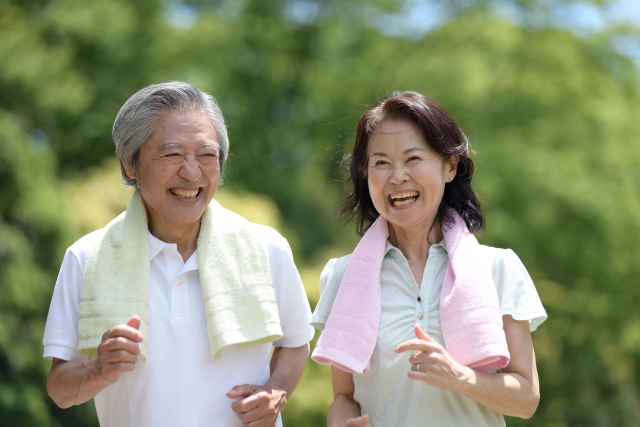 楽しそうに運動している老夫婦