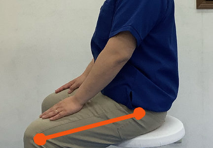 椅子に座った時、股関節が膝関節よりも高い位置にある