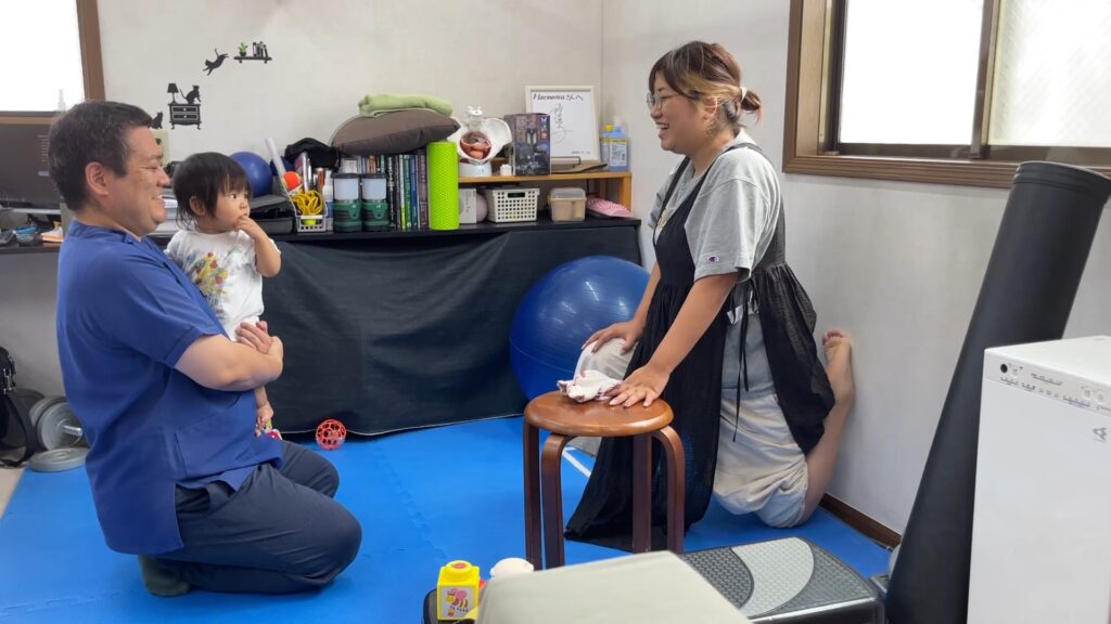 産後ママが腰痛の原因となる大腿四頭筋と股関節屈筋群をストレッチしている様子。