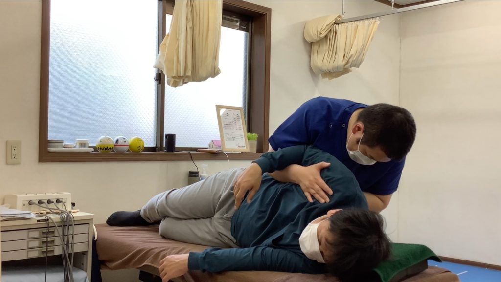 胸周り・背中の筋肉を解し、肩甲骨の動きを作り肩こり・胸郭出口症候群の症状を緩和する