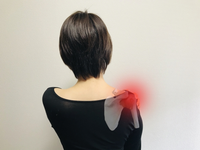 40代・50代に多く四十肩や五十肩と言われている肩関節周囲炎。肩関節だけでなく上半身の柔軟性や体幹の筋力低下、股関節の柔軟性低下によっても引き起こされます。