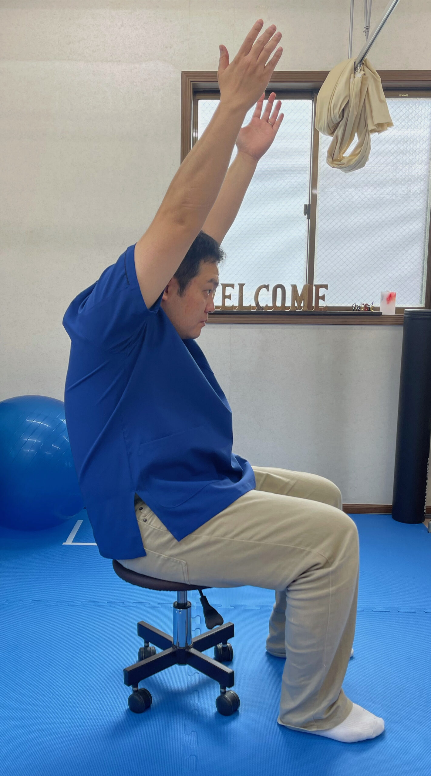 猫背にてバンザイすると、腕は天井に向けて垂直には上がらない