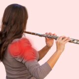 【フルート奏者向け】演奏中の右肩の痛みの原因とは?理学療法士が教える姿勢改善と予防法 18 フルート演奏中の右肩の痛みを表した写真