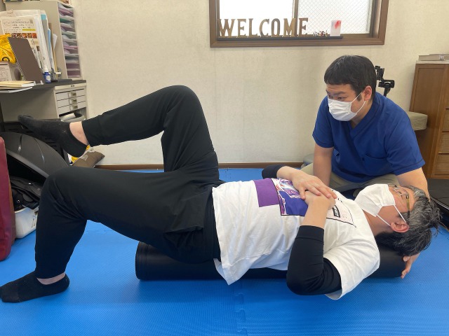 チェロ奏者の方に行っている体幹の軸を整えるためのストレッチポールトレーニングです。体幹が安定すると楽器演奏のパフォーマンスアップに繋がります。