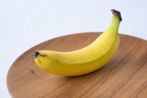 朝バナナを1本食べるとタンパク質・ビタミンB6・糖質をいっぺんに摂取でき、睡眠ホルモンメラトニンのもとになるセロトニンというホルモンを生成する材料となります。