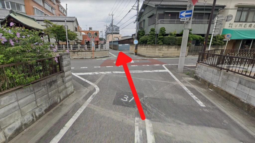 左手に八坂神社がある交差点を直進します。