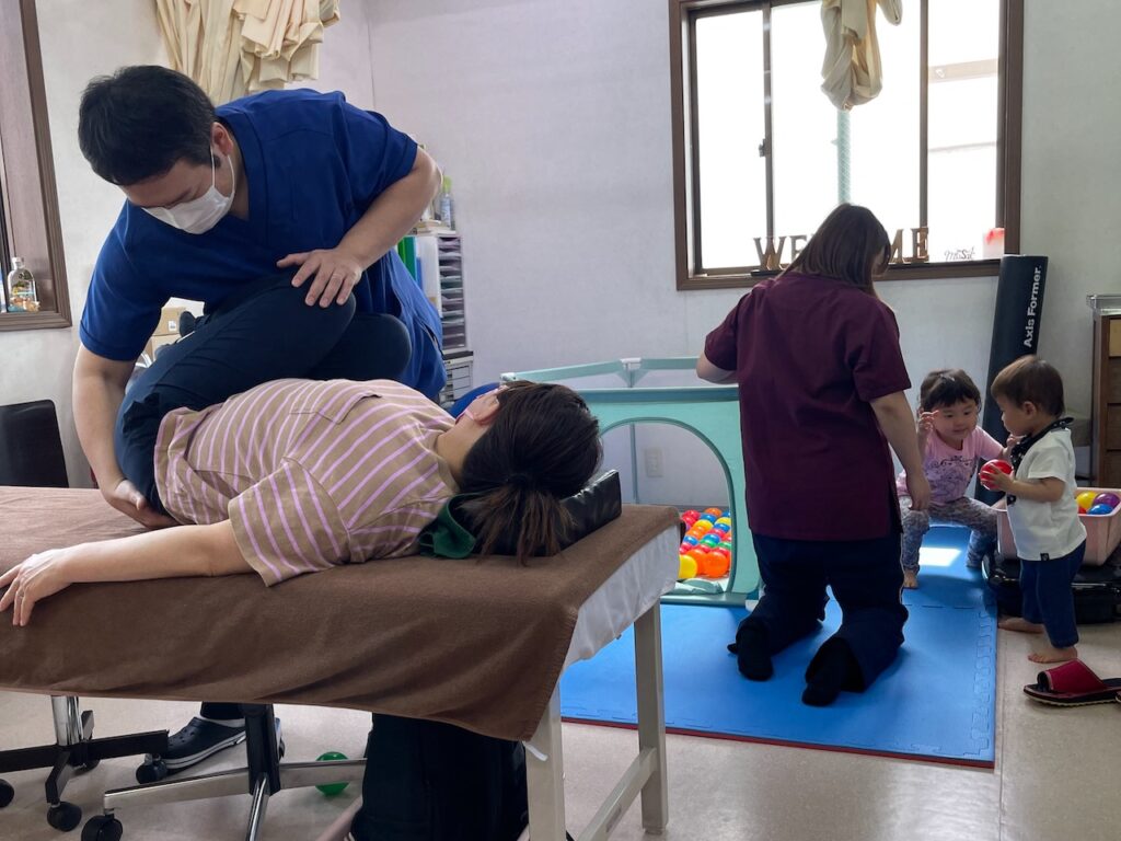 産後ママに起こりやすい肩こり・腰痛・腱鞘炎などを根本改善するボティケアを行っています。育児での疲れ、体の負担を改善します。