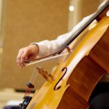 チェロ奏者の悩みに右肩の痛みがあります。姿勢やボウイング中の腕の使い方などに問題があります。