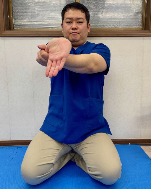チェロ演奏で疲労しやすい親指の筋肉を伸ばすストレッチ方法です。