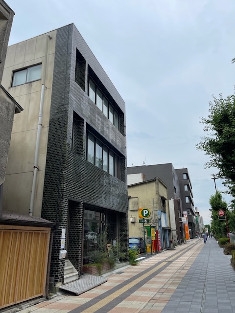 写真に映る3階建てのビルの2~3階がみかんビルです。3階がワークショップの会場となります。