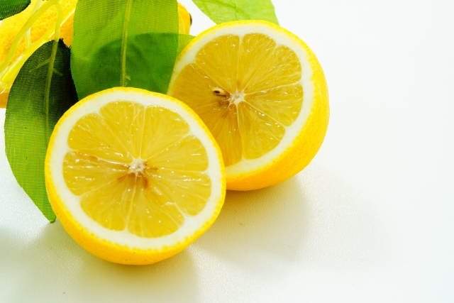 レモンの写真です。レモンの精油はリフレッシュや殺菌に効果があると言われています。