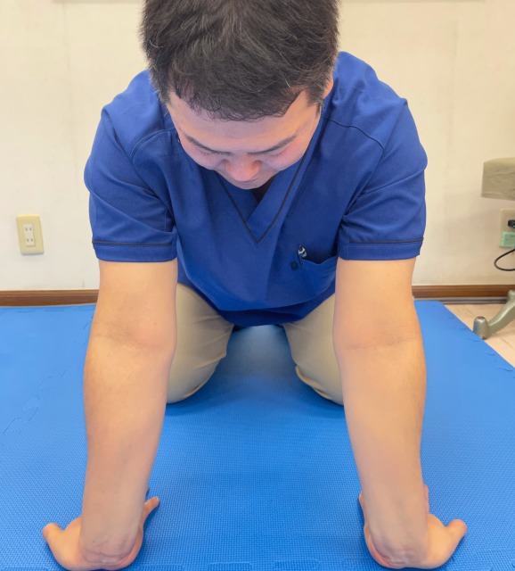 手指屈筋、尺側手根屈筋をストレッチする姿勢です。指を曲げる筋肉が硬いかを判別することも可能です。腱鞘炎や肘部管症候群の方に行うストレッチです。