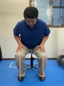 立ち座りの際には、膝とつま先が同じ方向を向き、垂直に位置していることが膝関節への負担を減らすいい姿勢となります。