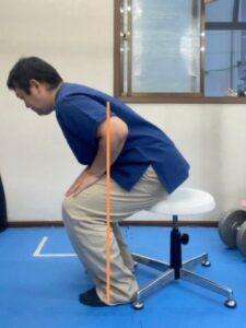 足の裏に体重を載せて立ち座りする際には、上半身の重心を足の裏に入れるように股関節から前傾する