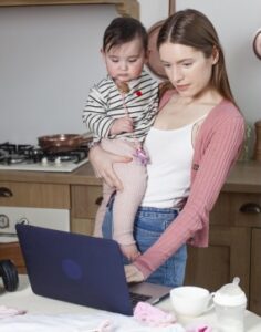 片手で子どものお尻を支え、骨盤に乗せて抱っこしている写真です。腱鞘炎・肩関節周囲炎・テニス肘・ぎっくり腰・股関節痛・坐骨神経痛・膝関節痛の原因となる姿勢です。