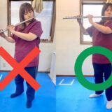 フルート演奏時の首の角度の悪い例(左)といい例(右)です。頭が右に倒れていると、首の左側に大きな負担がかかるのでおすすめしません。