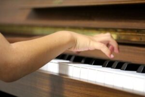 ピアノ演奏時に力んでいる指の写真です。指の付け根の関節が剃りすぎています。