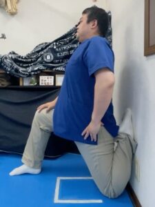 【整体師が解説】運動不足で急に動くと腰痛・膝痛に?怪我をしない正しい運動の始め方 27 上半身を起こして、片膝立ちの姿勢になります。ふらつく場合は、近くに椅子や手をつけるミニテーブルなどを持ってくるといいでしょう。