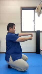 手指屈筋群のストレッチを横から見た様子です。