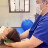 睡眠不足にかかわる首の筋肉のリラクゼーションを行っているところ。
