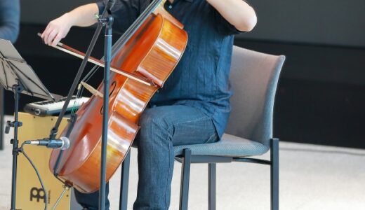 チェロの右側の首・肩・肘・手首などの不調を感じる原因に側弯があるのはご存知でしょうか。