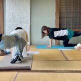 骨盤ケアのために腹筋・背筋とお尻の筋肉を連動して使うための四つ這いエクササイズを指導している場面です。