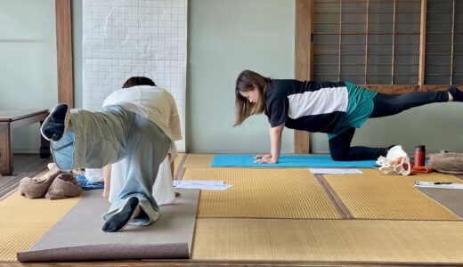 骨盤ケアのために腹筋・背筋とお尻の筋肉を連動して使うための四つ這いエクササイズを指導している場面です。