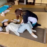 骨盤ケアのための体幹の筋肉の使い方について直接指導している場面です。