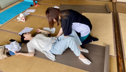 骨盤ケアのための体幹の筋肉の使い方について直接指導している場面です。