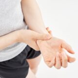 【理学療法士解説】手首の痛みが長引く隠れた原因とは?肩甲骨や姿勢から整える根本アプローチ 6 手首の長引く痛みに悩んでいる様子