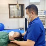 スマホ首・ストレートネックに関わる頚椎の動きを引き出すモビライゼーションをしているところです。頚椎の動きを引き出し、首こり・肩こりの軽減を図ります。