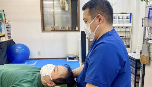 スマホ首・ストレートネックに関わる頚椎の動きを引き出すモビライゼーションをしているところです。頚椎の動きを引き出し、首こり・肩こりの軽減を図ります。