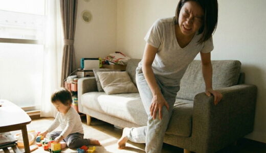 床からの立ち上がりのときに膝の痛みを感じている産後子育て中のママ