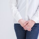 【熊谷市 整体】産後の尿もれが止まらない…「いつか治る」の落とし穴と骨盤底筋ケアの重要性|Harmonia 8 尿漏れを気にしている女性