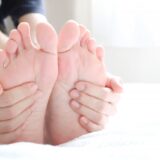 足底腱膜炎(足底筋膜炎)での足裏の痛みに悩む女性