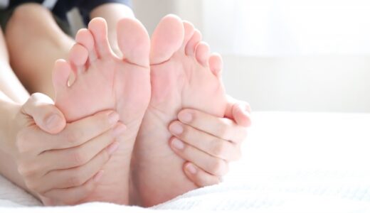 足底腱膜炎(足底筋膜炎)での足裏の痛みに悩む女性