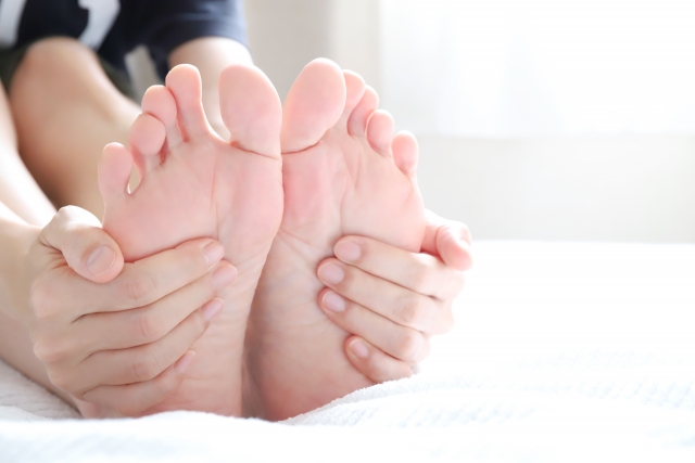 足底腱膜炎(足底筋膜炎)での足裏の痛みに悩む女性