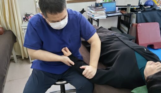 肘の内側の痛みにアプローチしている場面。