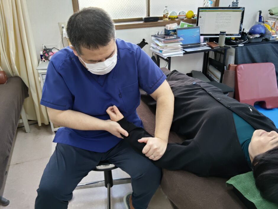 肘の内側の痛みにアプローチしている場面。