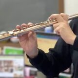 フルート演奏中に起こる薬指・小指の巻き込みについての原因と対策をご紹介します。