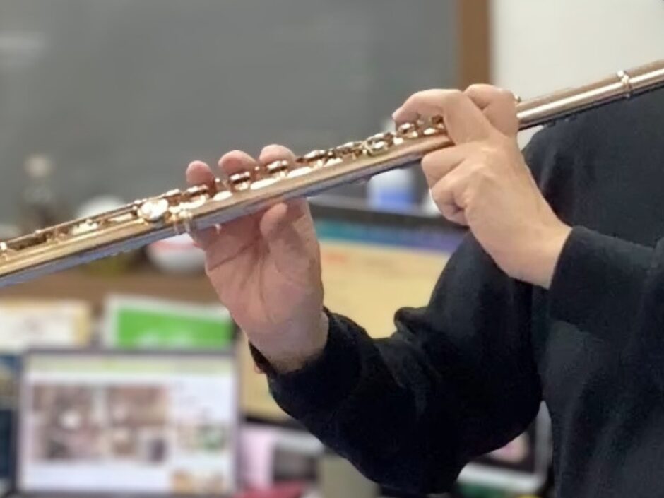 フルート演奏中に起こる薬指・小指の巻き込みについての原因と対策をご紹介します。