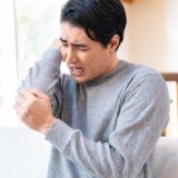 肘の内側に起こる痛み、ゴルフ肘になった男性