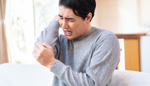 肘の内側に起こる痛み、ゴルフ肘になった男性