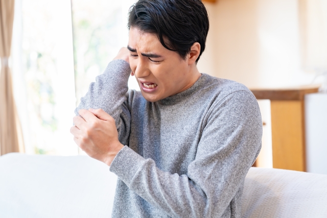 肘の内側に起こる痛み、ゴルフ肘になった男性