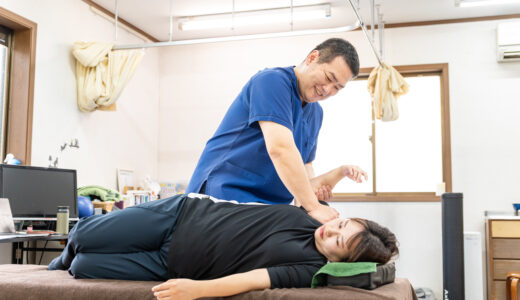 整体サロンHarmoniaで行っている肩のストレッチの様子です。